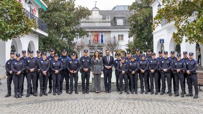 Los 20 nuevos policías locales de Majadahonda recogen sus placas