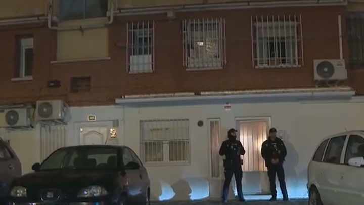 Policías ante la vivienda donde se produjo el homicidio