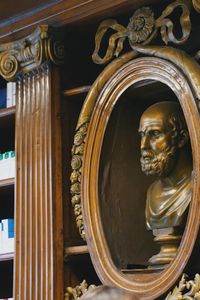 La esencia de la farmacia antigua en pleno corazón de Madrid