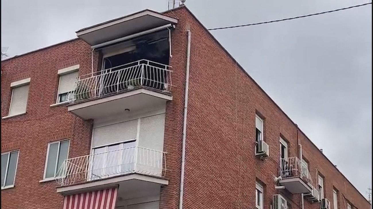 Un hombre salta por un canalón para salvar su vida en el incendio de su vivienda en Puente de Vallecas