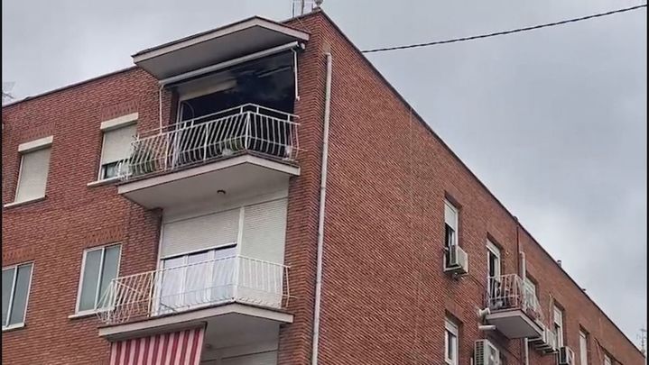 Un hombre salta por un canalón para salvar su vida en el incendio de su vivienda en Puente de Vallecas