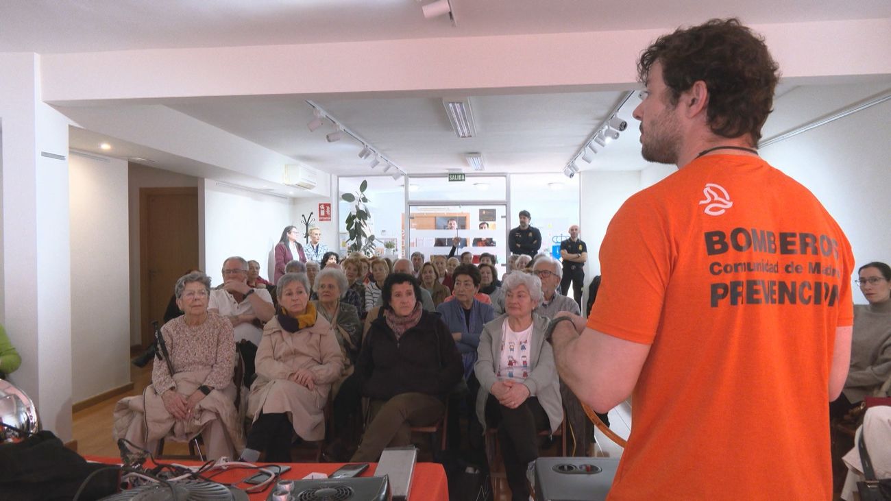 Los Bomberos de la Comunidad de Madrid enseñan a los mayores de Becerril de la Sierra a prevenir incendios