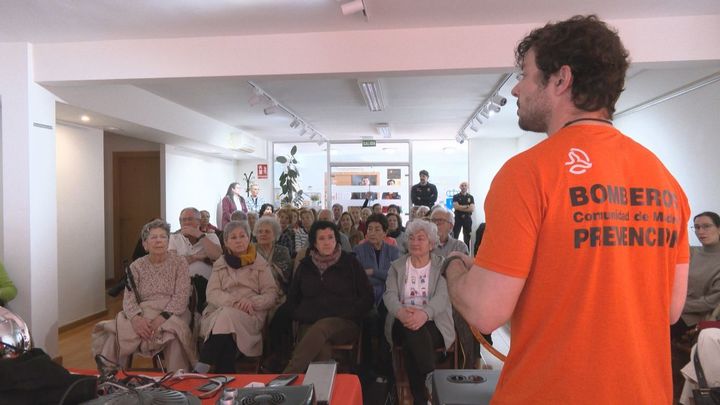 Los Bomberos de la Comunidad de Madrid enseñan a los mayores de Becerril de la Sierra a prevenir incendios