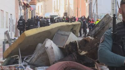 Desalojadas las 100 personas del edificio okupado en Collado Villalba: "Aquí vivían bebés, personas mayores, con discapacidad"