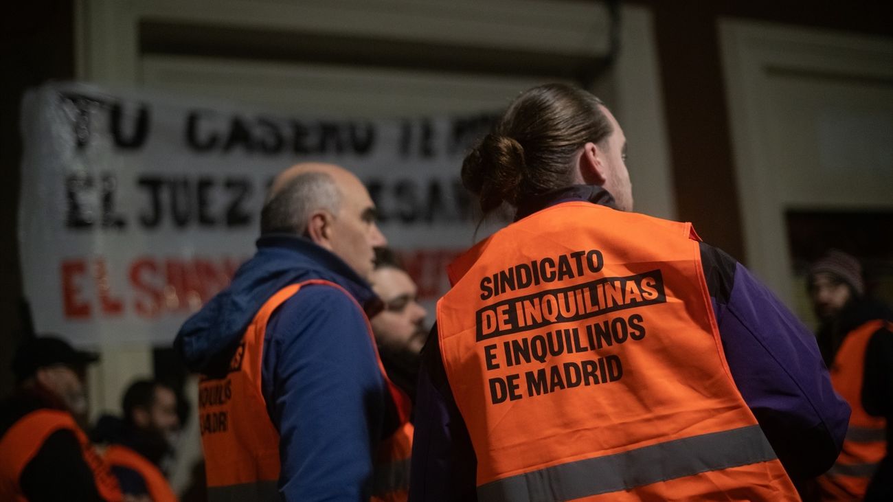 Voluntarios del Sindicato de Inquilinas de Madrid durante un intento de desahucio en la calle Carnero, a 13 de febrero de 2026