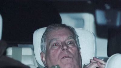 El expríncipe Andrés abandona la comisaría 11 horas después de ser detenido