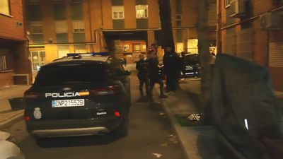 Grave apuñalamiento en Entrevías: una mujer agrede a otra en su domicilio y acaba detenida