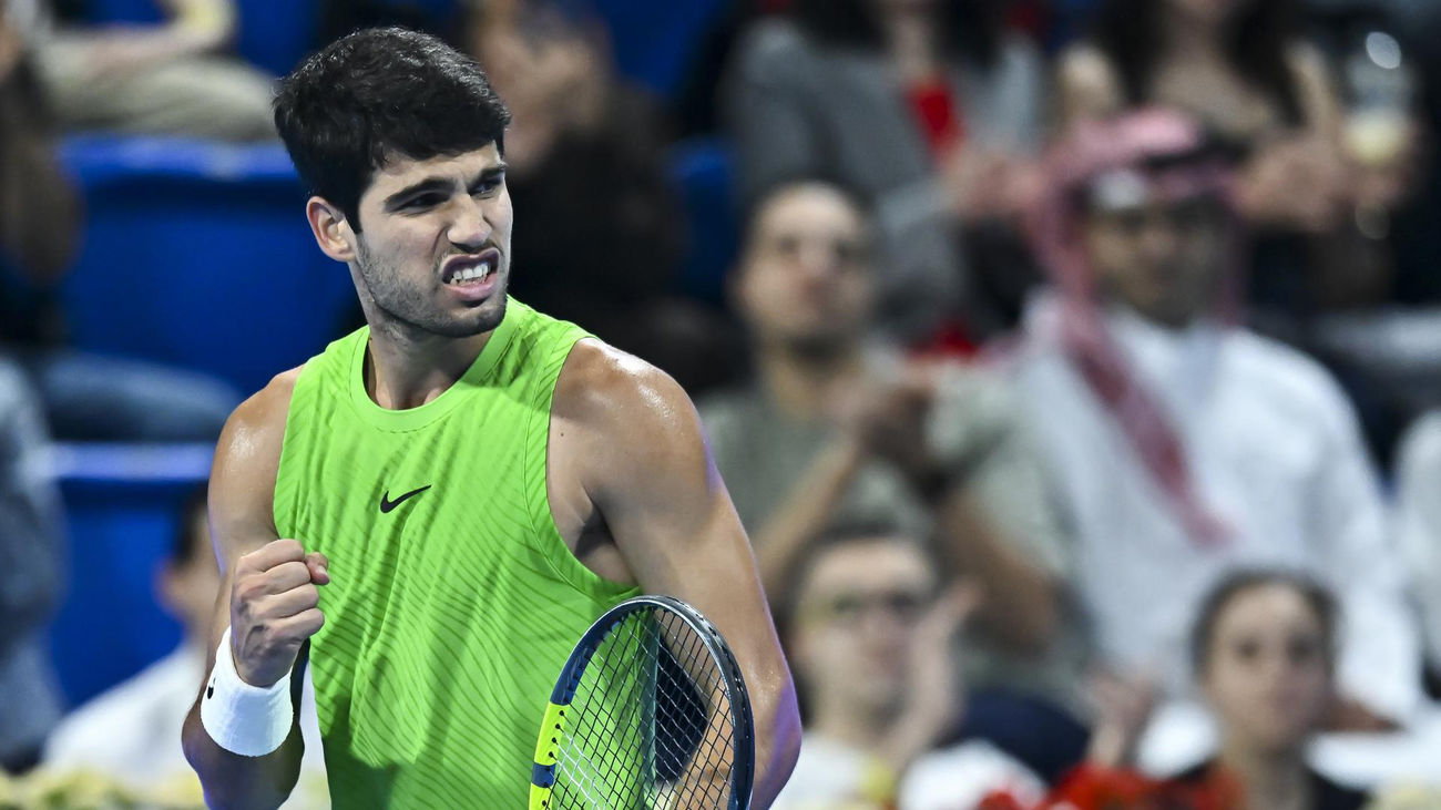 Alcaraz agota a Khachanov y llega a semifinales de Doha