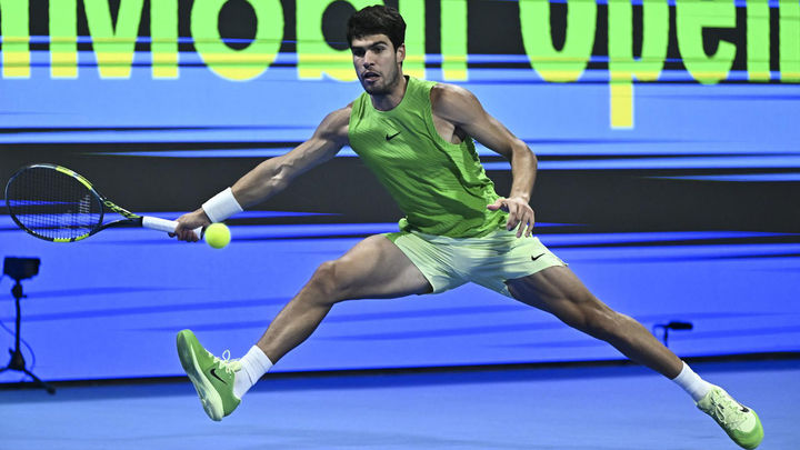 Alcaraz prolonga su racha victoriosa y sella el billete para la final de Doha