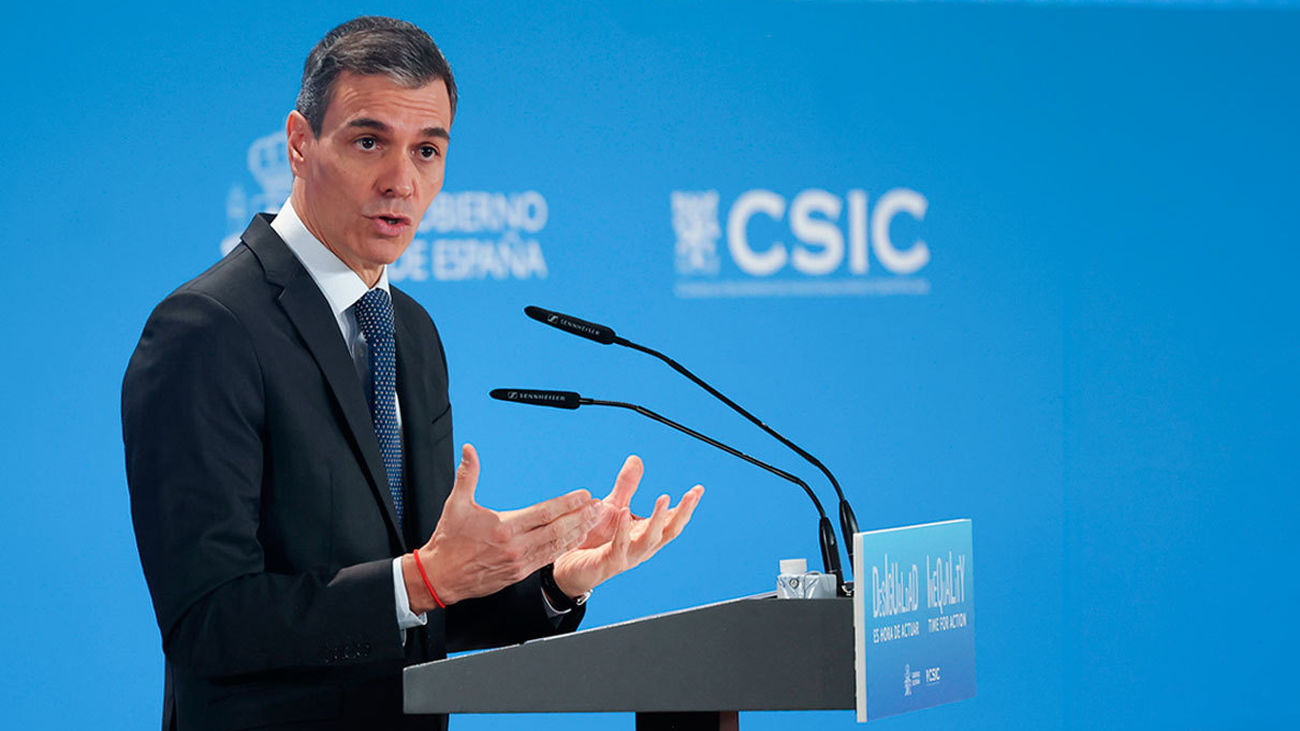 Sánchez anima a la patronal a subir los salarios y carga contra los "oligarcas" que no pagan impuestos