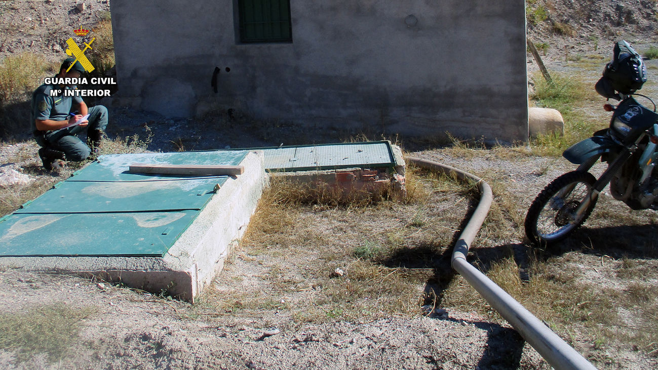 Un agente de la Guardia Civil junto a un pozo ilegal