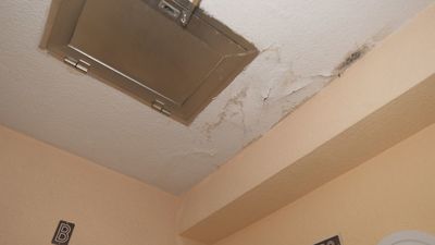 Más de 2 años con humedades y sin ninguna solución: El calvario de todo un edificio en Getafe