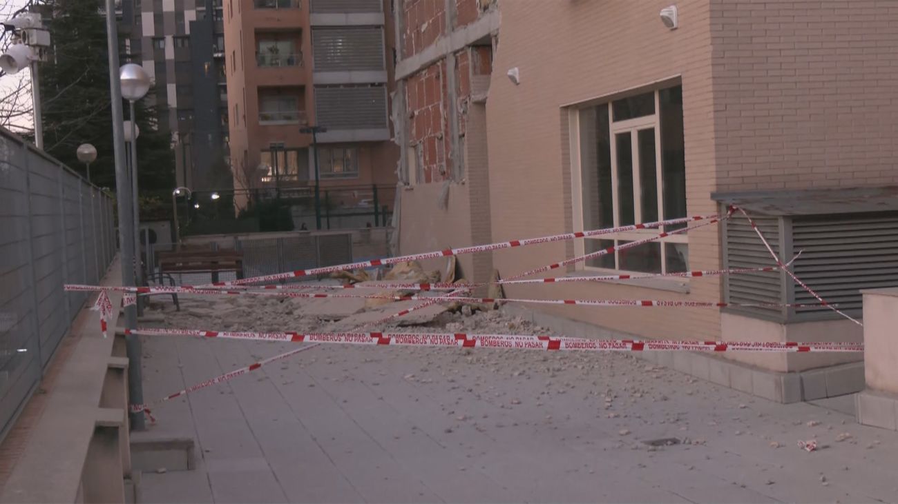 Un desprendimiento en la fachada de un edificio de Carabanchel siembra la alarma entre los vecinos
