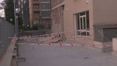 Un desprendimiento en la fachada de un edificio de Carabanchel siembra la alarma entre los vecinos