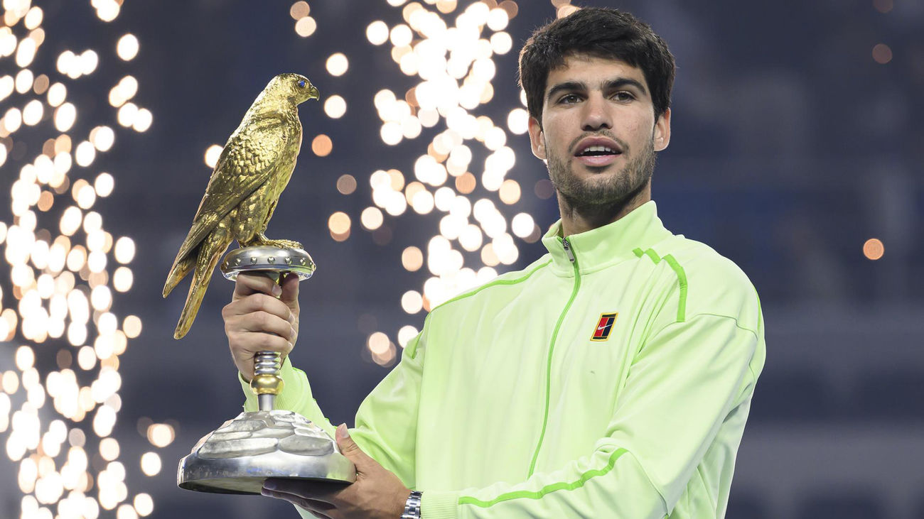 Carlos Alcaraz arrasa a Fils y conquista Doha