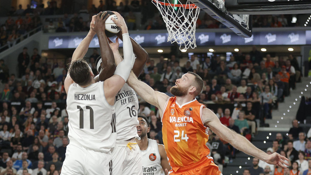 Hezonja ante el Valencia Basket