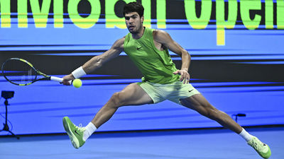 Alcaraz prolonga su racha victoriosa y sella el billete para la final de Doha