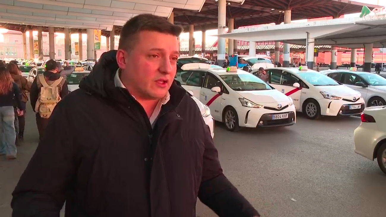 Los taxistas de Madrid pierden hasta el 50% de su negocio  por las interrupciones en la Alta Velocidad