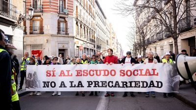 Cientos de personas demandan en Madrid la aprobación del "escudo social" en el Congreso