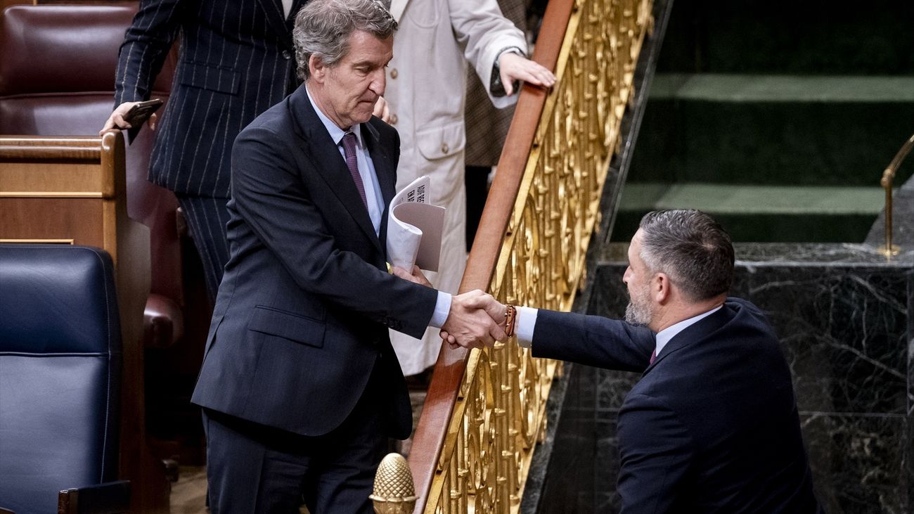Núñez Feijóo, saluda al presidente de VOX, Santiago Abascal, en el Congreso de los Diputados