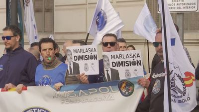 Policías y guardia civiles protestan frente a Interior para exigir la dimisión de Marlaska