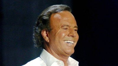 Julio Iglesias demanda a Yolanda Díaz por acusarle de "abusos sexuales" y "esclavitud"