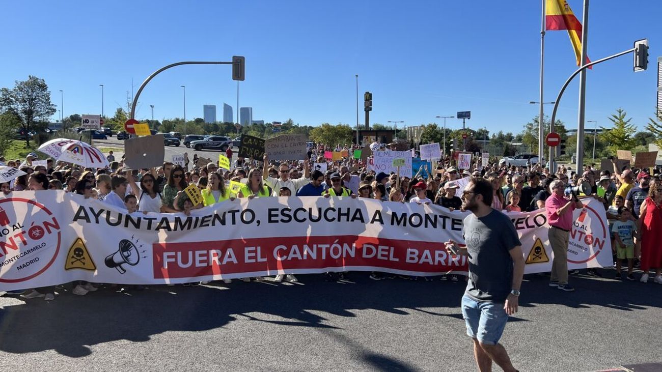 Manifestación vecinal contra el cantón municipal de limpieza en Montecarmelo