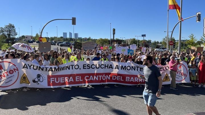 Manifestación vecinal contra el cantón municipal de limpieza en Montecarmelo