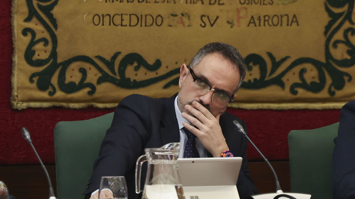 El alcalde de Móstoles niega en el pleno las acusaciones de abuso sexual y laboral