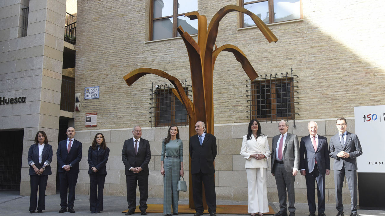 La reina Letizia, en Huesca, ante el árbol de la reina Petronila