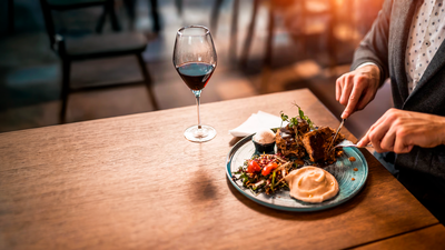 Comer en compañía y sin móvil genera emociones positivas