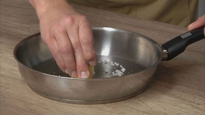 Adiós a la grasa incrustada: remedios caseros para limpiar sartenes