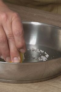 Adiós a la grasa incrustada: remedios caseros para limpiar sartenes