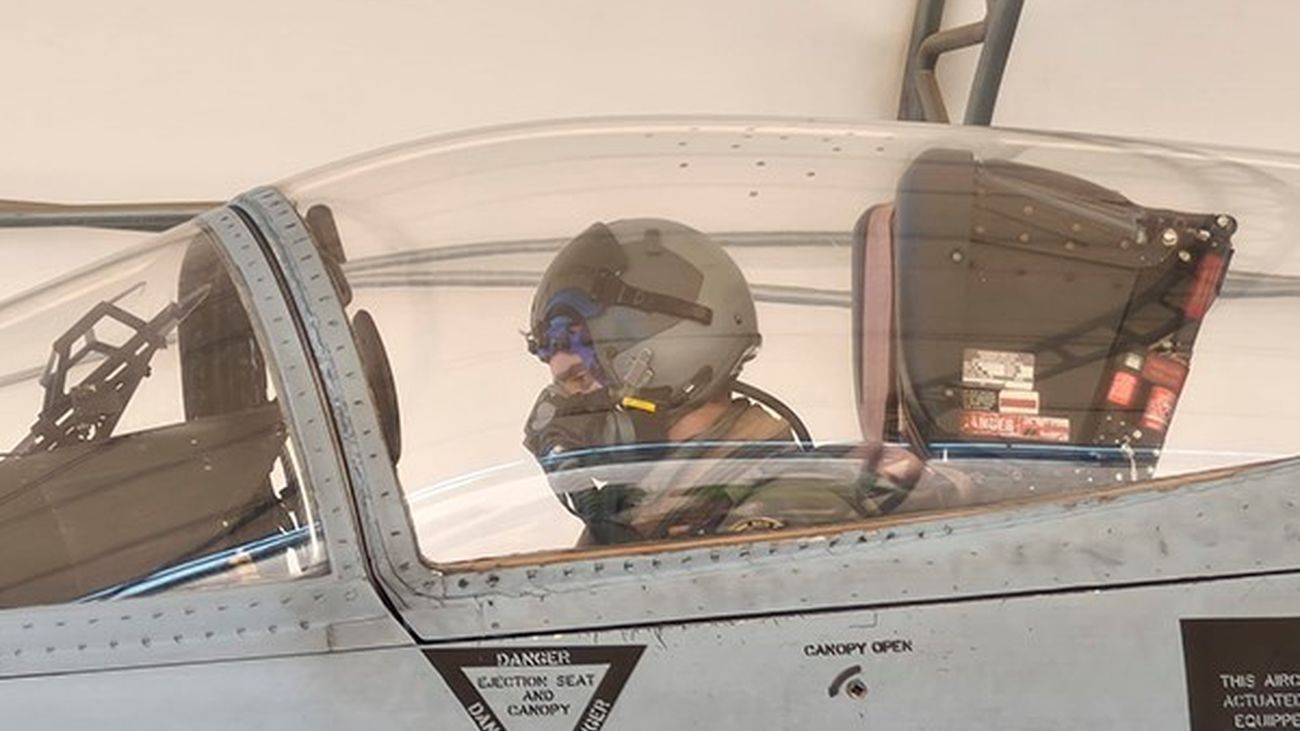 Un piloto militar dentro de la cabina de su avión