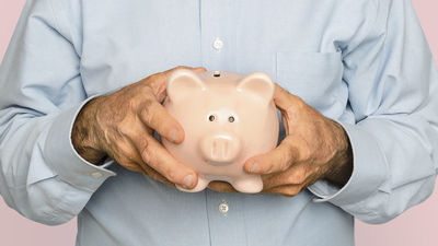 Los mayores de 55 años concentran el 68% del ahorro familiar y sostienen el 43% de los recursos económicos