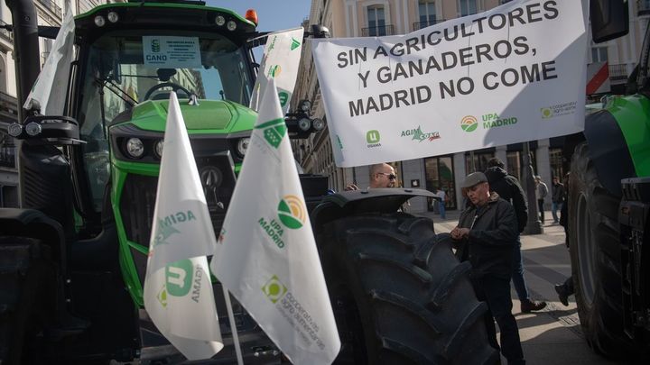 Agricultores y ganaderos madrileños se manifiestan en Sol para protestar por el acuerdo comercial UE-Mercosur