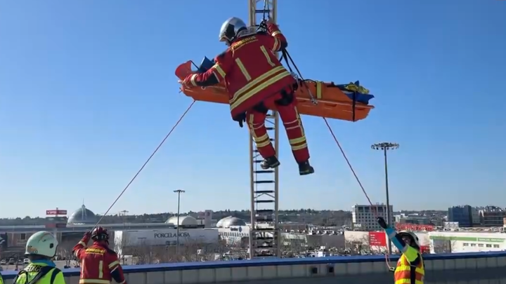 Laborioso rescate de un trabajador herido grave en San Sebastián de los Reyes