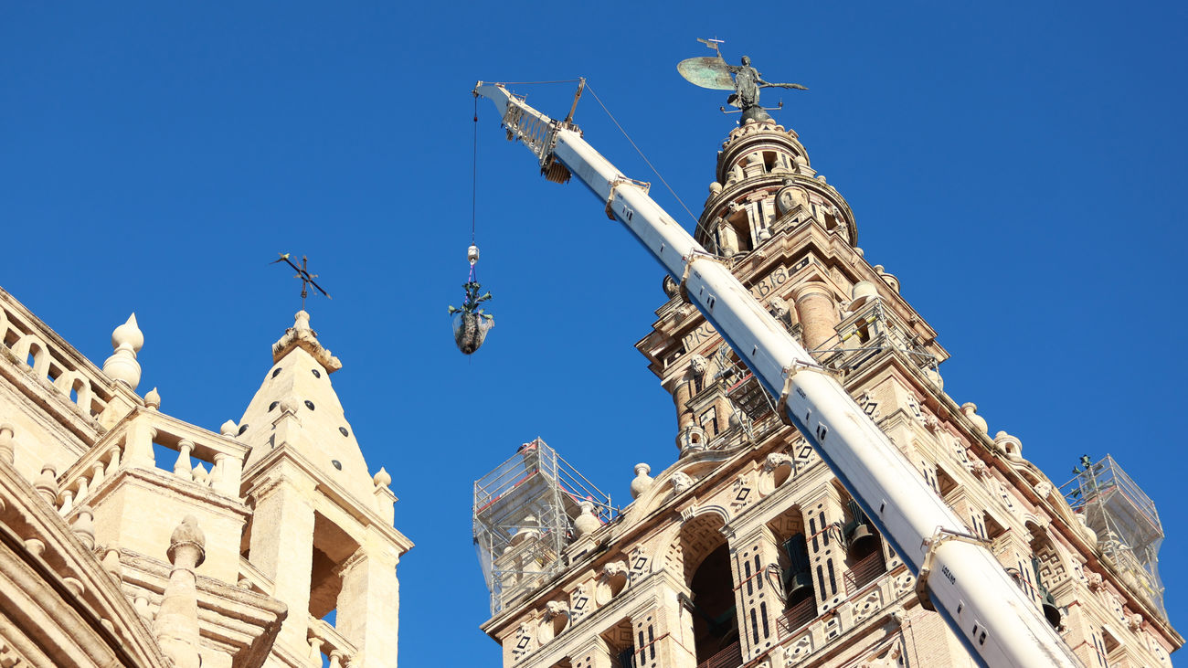 Tareas de retirada de las azucenas de la Giralda de Sevilla
