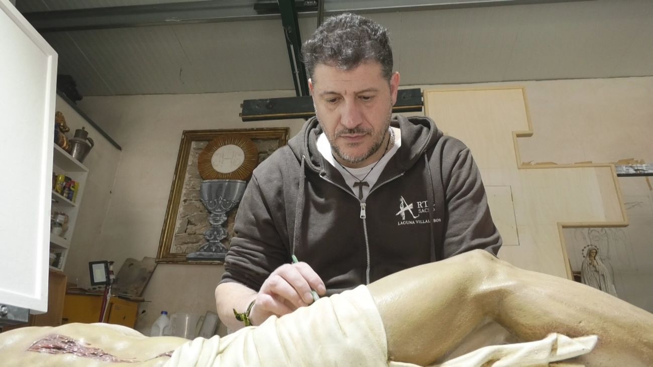 Miguel Ángel Laguna, el restaurador de Villaconejos que devuelve el esplendor a las imágenes de Semana Santa