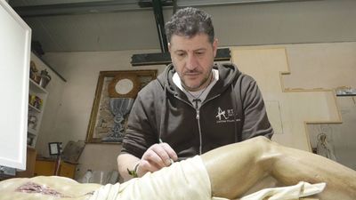 Miguel Ángel Laguna, el restaurador de Villaconejos que devuelve el esplendor a las imágenes de Semana Santa