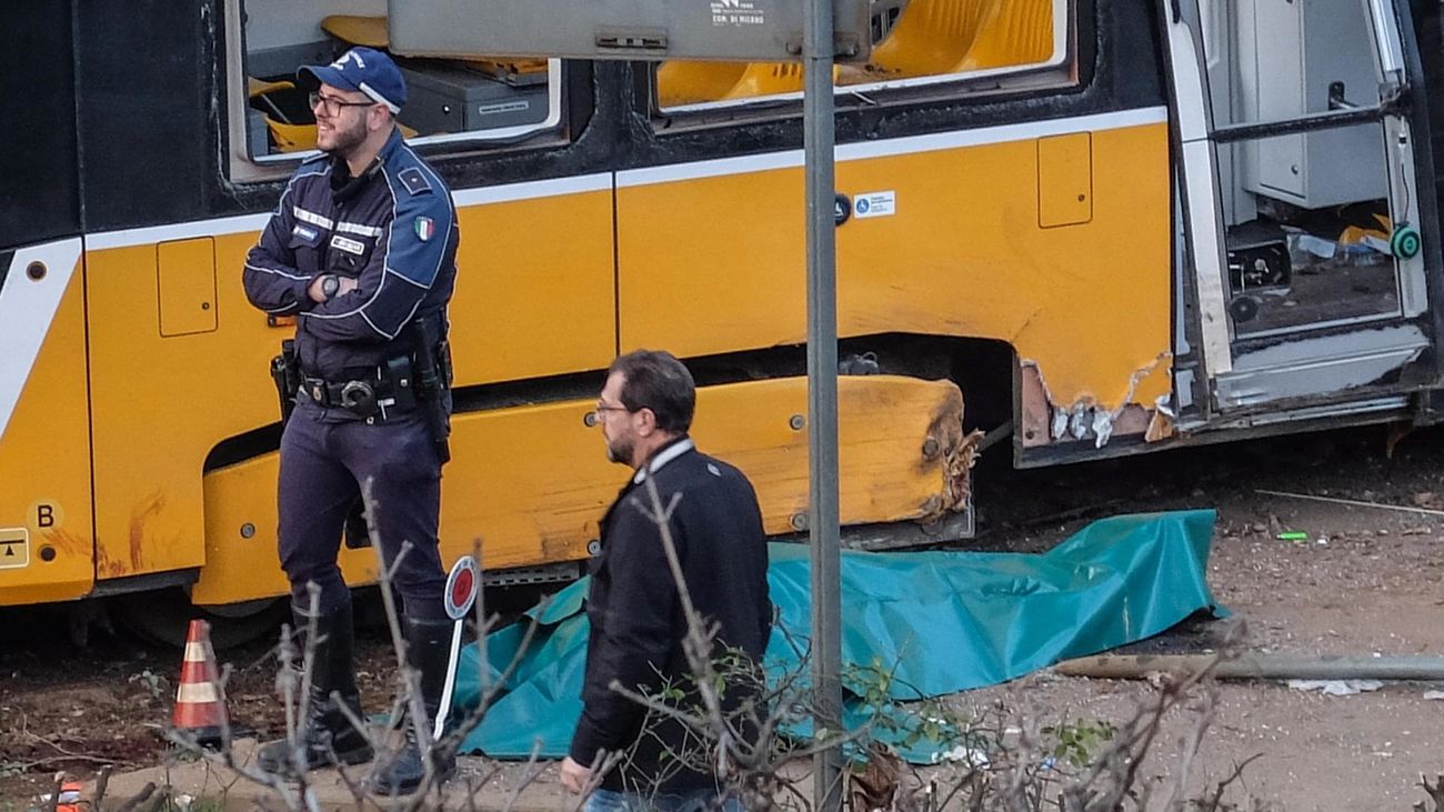 Dos muertos y 37 heridos en el descarrilamiento de un tranvía en Milán