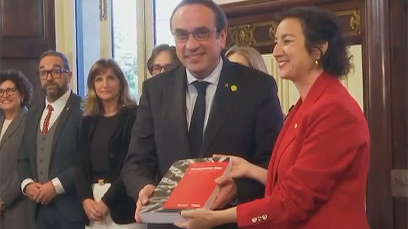 La consellera catalana de Economía y Finanzas entrega los Presupuestos en el Parlament y confía en "sumar los apoyos necesarios" durante el trámite
