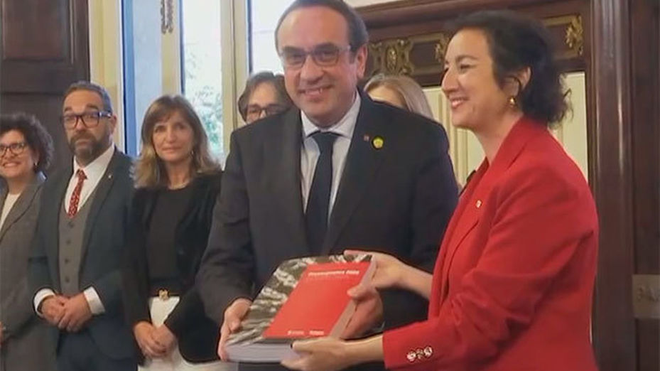 La consellera catalana de Economía y Finanzas entrega los Presupuestos en el Parlament y confía en "sumar los apoyos necesarios" durante el trámite