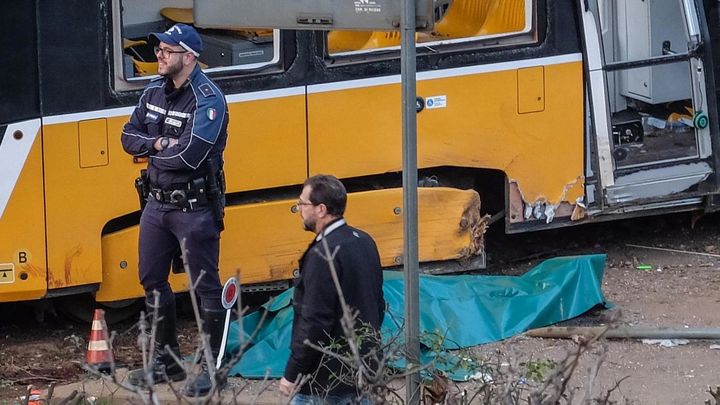 Servicios de seguridad junto al tranvía siniestrado en Milán