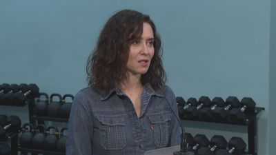 Ayuso asegura que los españoles "quieren" al rey emérito y que cree la Casa Real sabrá "hacer lo mejor"