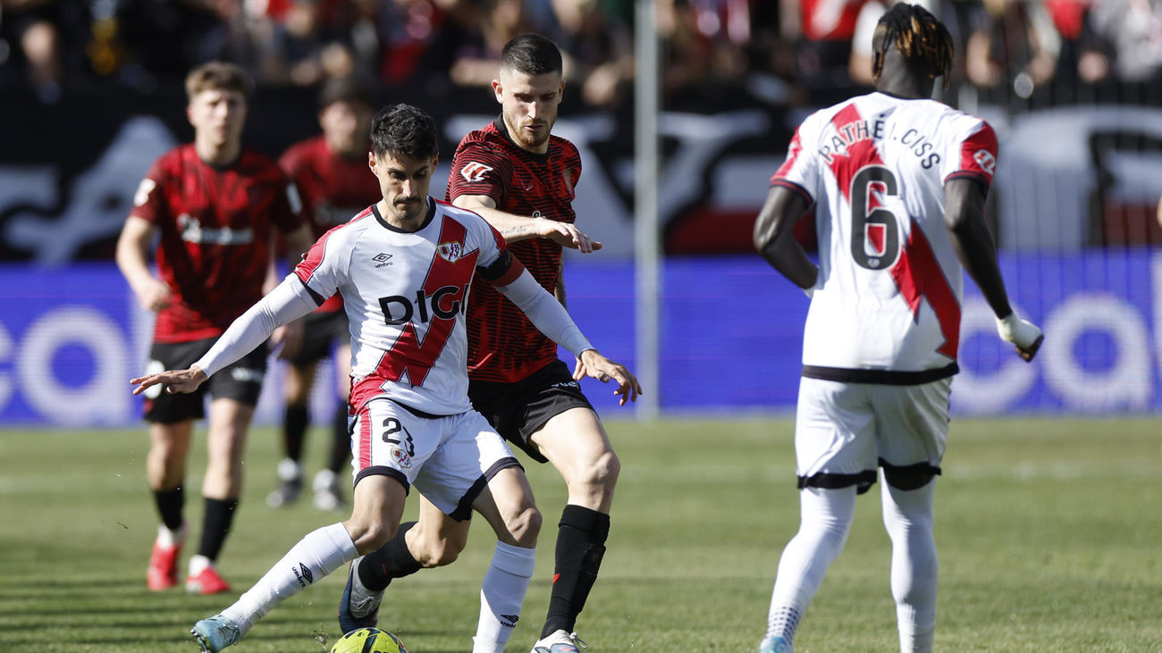 Óscar Valentín controla el balón ante un jugador del Athletic