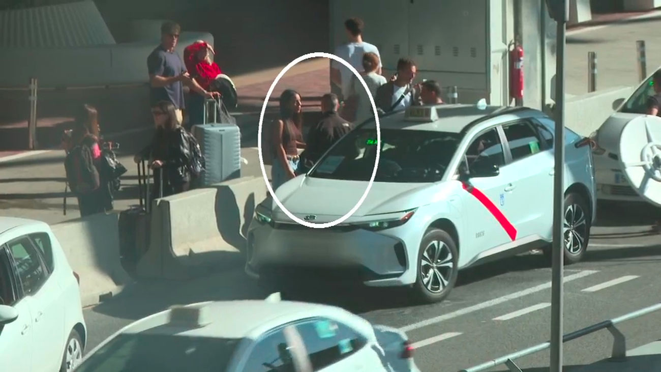 Así trabajan los  'tironeros',  taxistas ilegales en Barajas