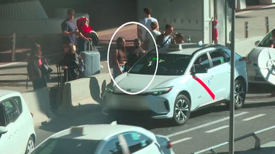 Así trabajan los  'tironeros',  taxistas ilegales en Barajas