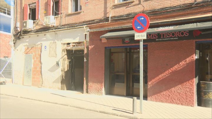 La desigual vuelta a la normalidad en Puente de Vallecas tras la explosión que dejó dos muertos