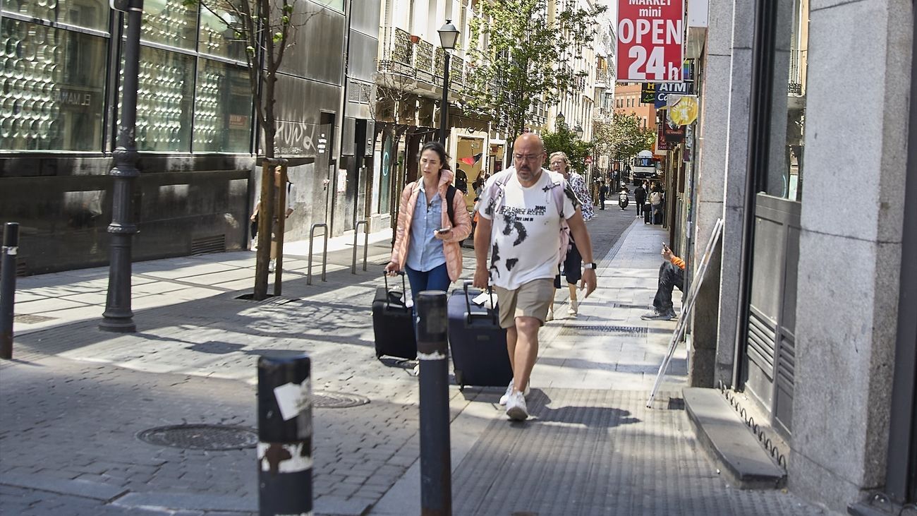 Turistas con maletas por el barrio de Chueca
